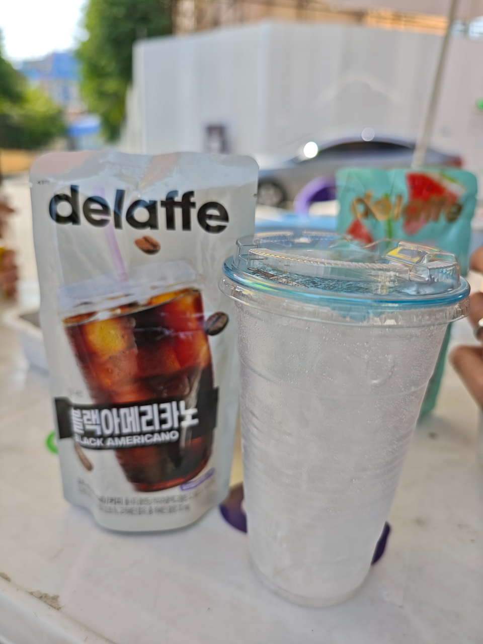 Delaffe 冷萃咖啡+冰水杯放在桌上