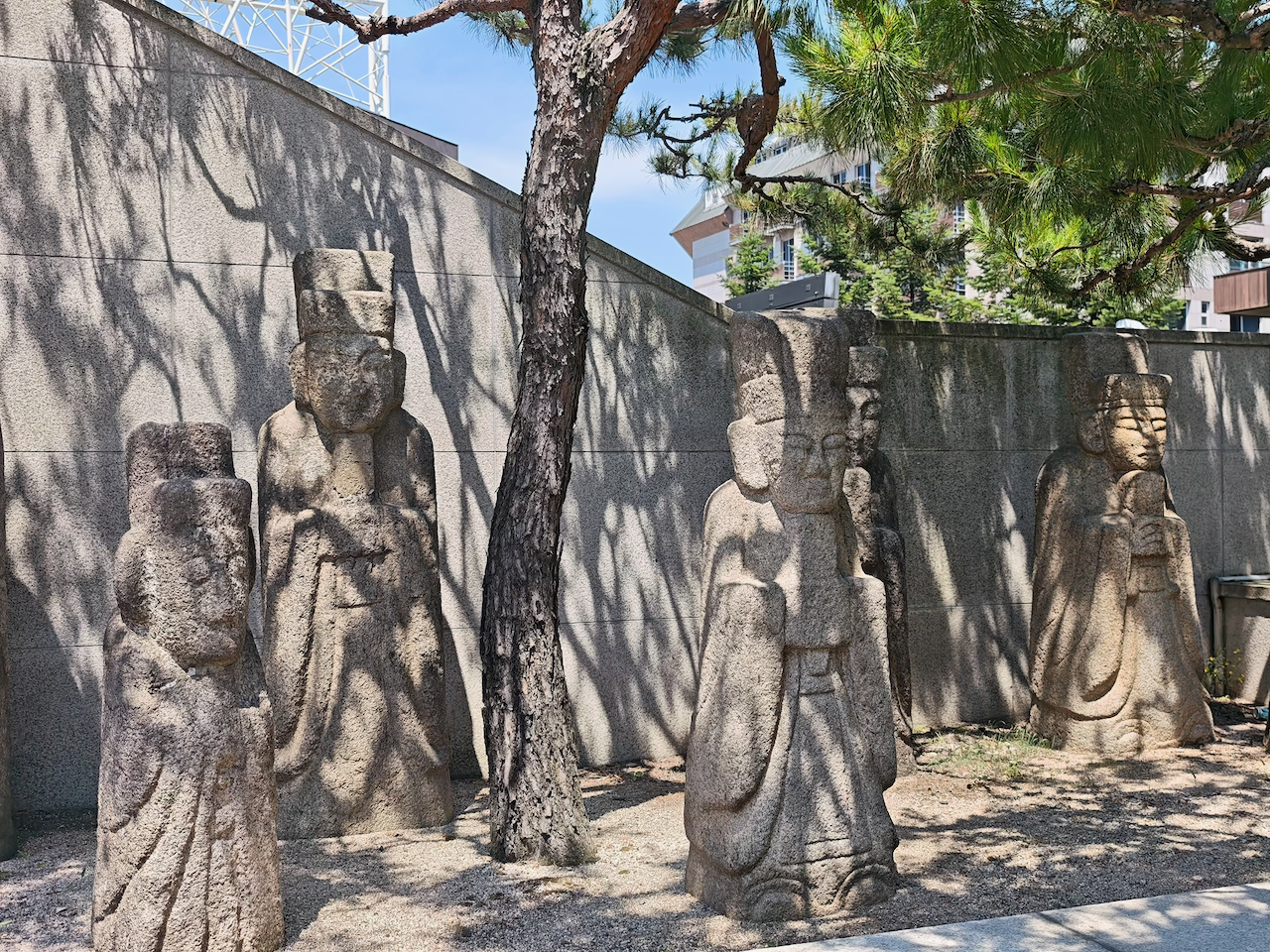 一只小麻雀站在江边的红色救生圈上，背景是江面