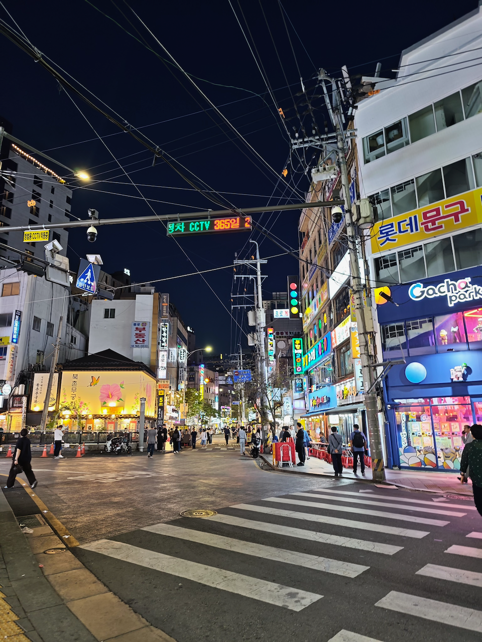 弘大夜景，Cache Park 霓虹和 Lotte Cinema