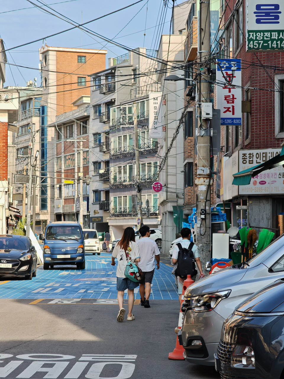 梨泰院小巷，墙上挂着"닭"字样的鸡店招牌