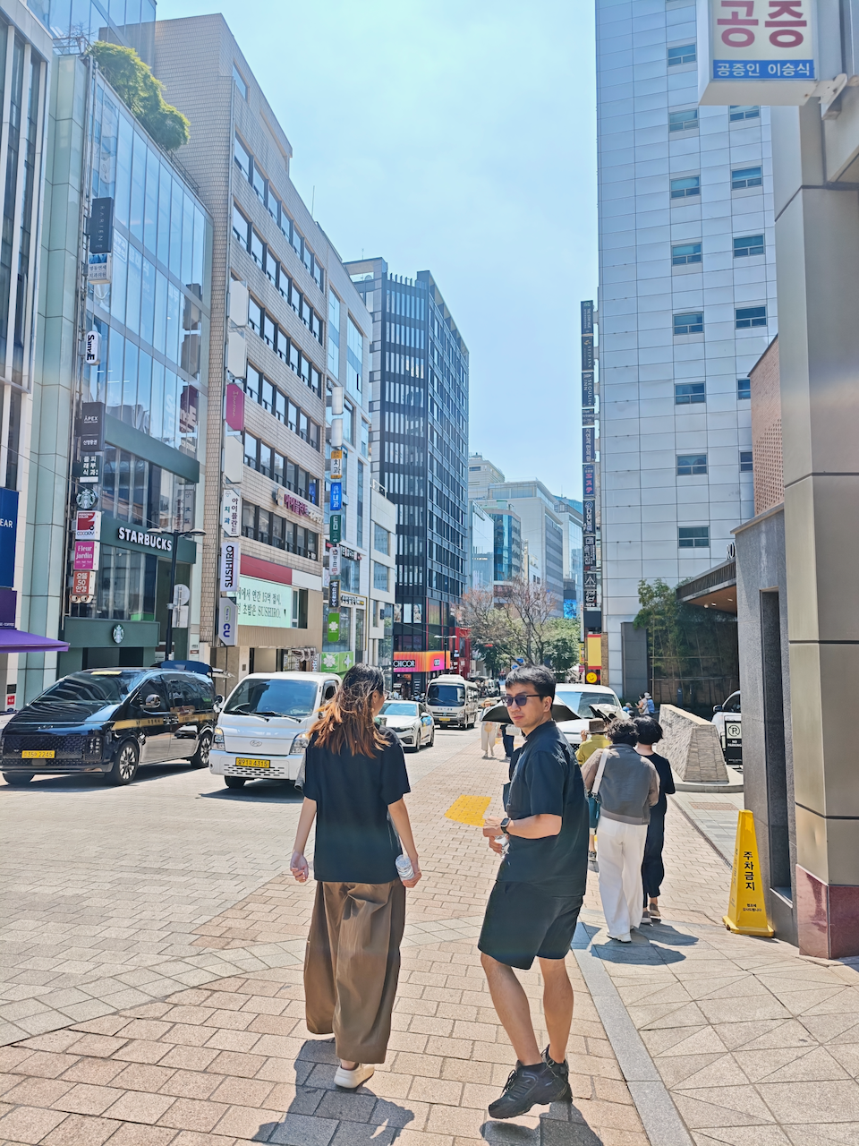 明洞主街步行场景，作者在街上