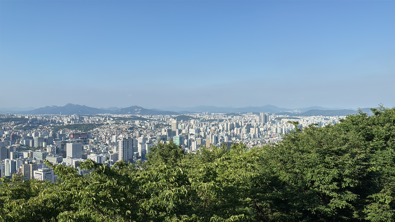 N首尔塔脚下的观景台护栏和远山