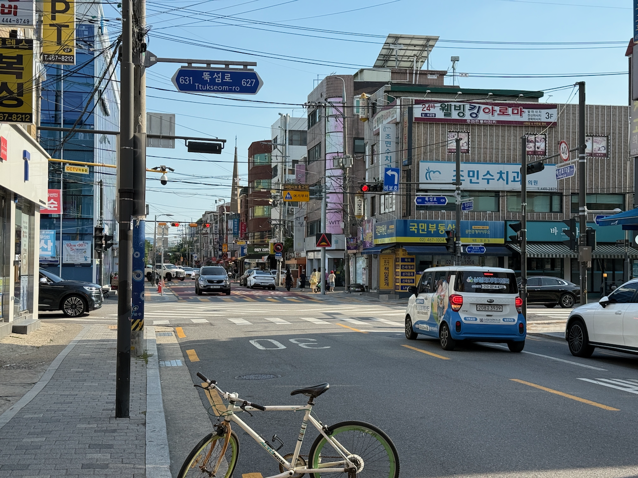 延世/新村附近的街景，店铺和招牌 16:55
